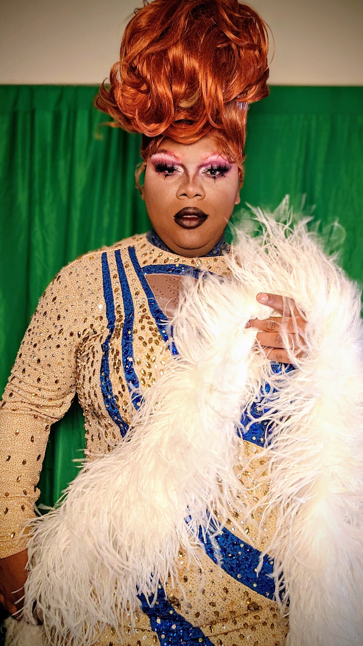 White ostrich feather boa for pageants and stage performances